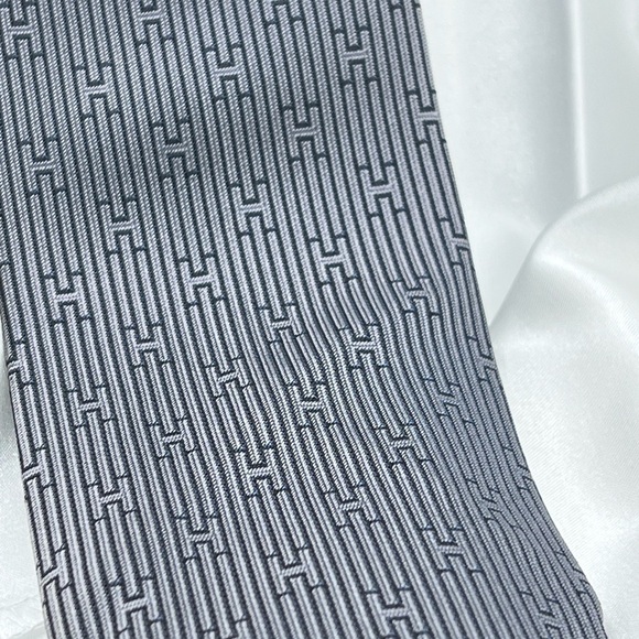 HERMES 100% Silk Tie Grey - Picture 2 of 4
